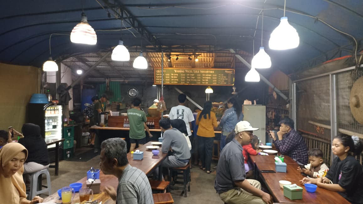 Suasana Warung Pecel Lele Nusantara Di Naggewer Cibinong Jajandikitid